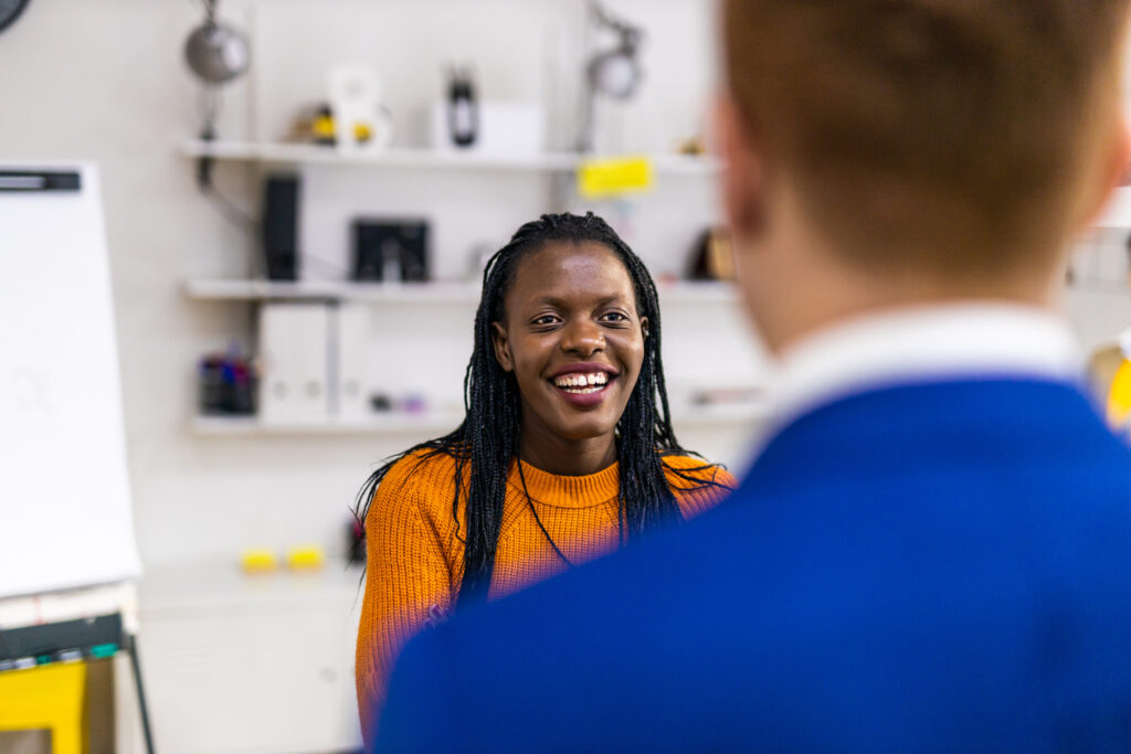Femme qui discute avce un client