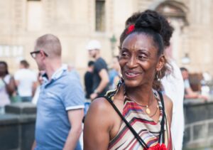 Une femme marche dans la rue